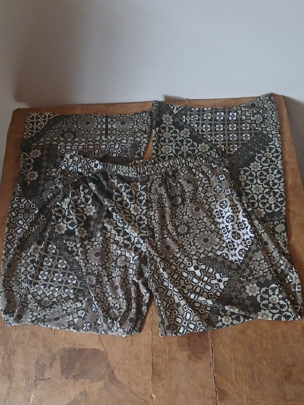 Chico's 0 Olive Green and Cream Geometric Print Wide-leg Flowy Pants